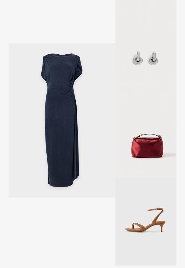 Robe bleu marine, sans manches, longueur cheville, avec drapé asymétrique et tissu froncé à la taille droite, présentée sur un fond uni.; Sandale en cuir marron avec lanières, talon bas en forme de petit escarpin et bride à la cheville avec une petite boucle, vue de côté sur un fond uni.; Trousse de maquillage en satin bourgogne de forme rectangulaire, avec fermeture éclair et une poignée courte. Présente un design minimaliste et une texture lisse.; Paire de petites boucles d'oreilles créoles argentées brillantes avec une base ronde, présentées sur un fond clair uni.