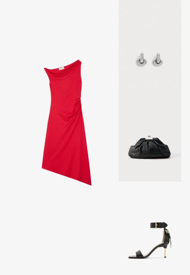 Rød, one-shoulder kjole lavet af glat stof. Har et draperet design med samlede detaljer ved taljen og en asymmetrisk kant.; Sort læder hæl sandal med firkantet tå, ankelrem med en guldbuckle og en slank metallisk hæl. Glat tekstur, minimalistisk design.; Sort læderclutch med en samlet tekstur, metal lukning og diskret præget logo på forsiden. Rundet form.; Par små, skinnende sølv hoops med rund base, vist på en ensfarvet lys baggrund.