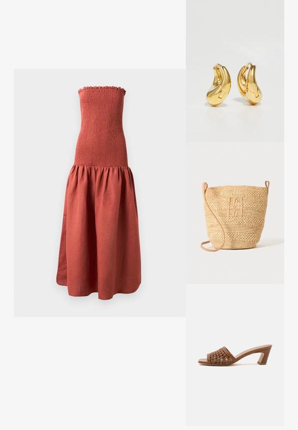 Lang, stropløs kjole med en smocket bodice i rustfarve, med en flagrende, samlet nederdel for et tekstureret look.; Brun flettet mule med åben tå, blokhæl og slip-on design på en ensfarvet hvid baggrund.; Vævet stråbuckettaske med struktureret mønster og læderrem, vist oprejst på en ensfarvet lys baggrund.; Guldringeøreringe med en glat, buet form og poleret overflade. Udstyret med en lukkeanordning og lette fordybninger for detaljer.