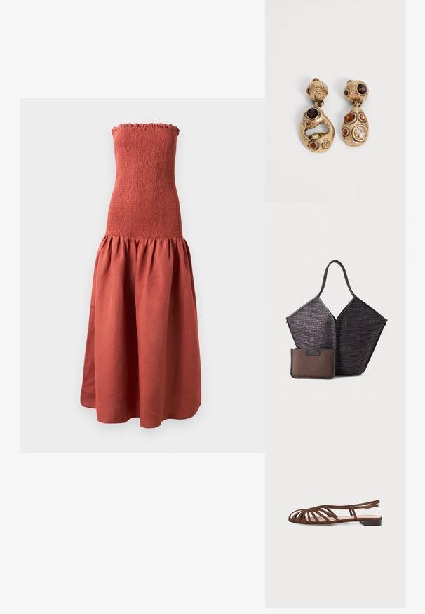 Robe longue sans bretelles avec un corsage froncé dans une couleur rouille, présentant une jupe évasée et froncée pour un look texturé.; Sandale plate marron avec plusieurs fines lanières et une petite boucle à la cheville sur un fond clair.; Hereu CALELLA - Cabas - dark brown; Boucles d’oreilles pendantes asymétriques en ton or avec des formes irrégulières, ornées de pierres précieuses ambre, marron et transparentes de différentes tailles.