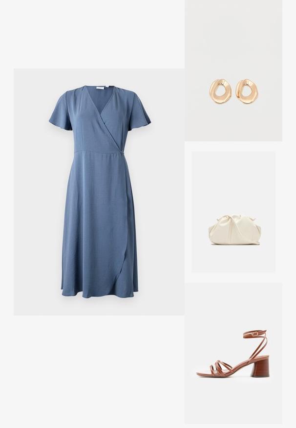 VILA VILOVIE S/S WRAP MIDI DRESS - NOOS - Jurk - vintage indigo; Bruine sandaal met bandjes, blokhak en enkelriempje met gesp, minimalistisch ontwerp, glad leren textuur, zijaanzicht op effen achtergrond.; Zachte, crèmekleurige leren clutch met geplooid, gerimpeld ontwerp en een dunne schouderriem die vooraan op een effen achtergrond ligt.; Set van onregelmatig gevormde, gepolijste hoepel oorbellen van goudkleurig metaal met een open midden op een effen witte achtergrond.