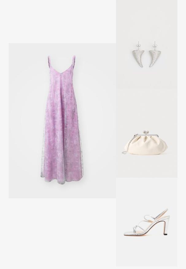 Vestido largo sin mangas en púrpura claro con un sutil patrón texturizado, que cuenta con un escote en V y una silueta fluida.; Sandalia plateada de tacón alto con tres tiras finas y puntera abierta, mostrada de perfil sobre un fondo blanco liso.; Bolso de mano de tela color crema con diseño fruncido, marco metálico plateado, dos bolas decorativas y correa de cadena plateada.; Pendientes en forma de cuerno plateado, engastados con pequeñas piedras transparentes, que cuentan con un cierre trasero para su sujeción. Textura suave y acabado metálico.