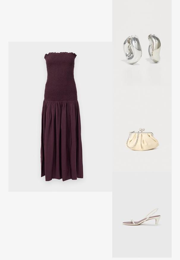 Strapless, mørkeblå kjole med smocket bodice, frynset halsudskæring og let, samlet nederdel. Lavet af letvægts, tekstureret stof.; Hvide slingback sandaler med en let hæl, tynde stropper og en glat læderoverflade; har en lille dekorativ spænde.; Plisseret beige læderclutch med en sølvmetalramme, der har to runde dekorative låse og en sølvkædetrasporte.; Sølvskulpturelle øreringe med glatte, buede former og reflekterende overflader. Har et lukket hoop-design og en markant organisk form.