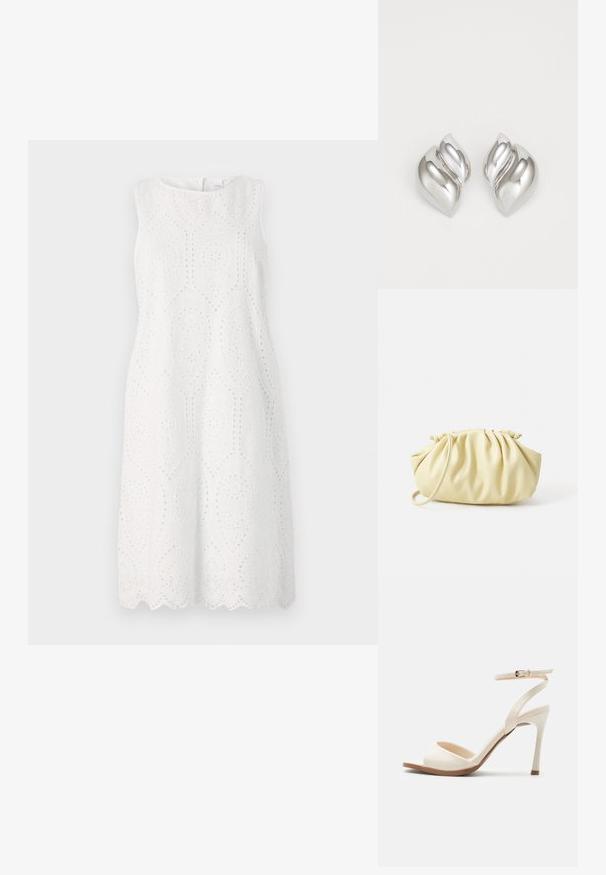 Weißes ärmelloses Kleid mit Lochstickerei und Wellenkante, rundem Ausschnitt und lockerer Silhouette.; Beige High-Heel-Sandale mit dünnem Knöchelriemen und goldener Schnalle, offenem Zehenbereich und schlankem Stiletto-Absatz auf weißem Hintergrund.; Gelbe, gefaltete Handtasche aus glattem Kunstleder mit weicher Form, einzigem Schulterriemen und gerafftem Oberteil.; Silberne Ohrringe mit einer organischen, abstrakten Form. Glatte, glänzende Oberfläche mit einem konischen Design. Mit dezenten Kurven und einem zentralen Linienelement.
