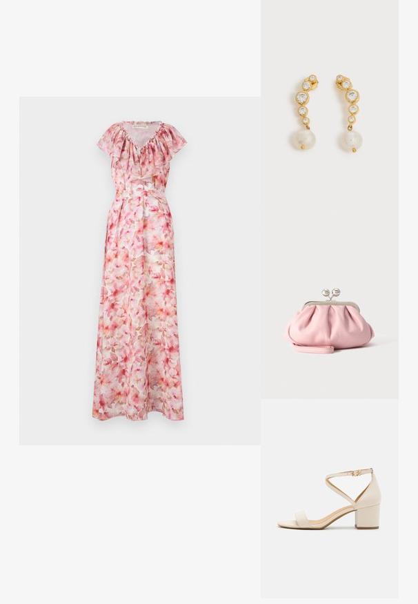 Florale maxi-jurk in roze tinten. Kenmerkt zich door een ruches halslijn, korte mouwen en een aansluitende taille. Gemaakt van lichtgewicht, doorschijnende stof.; Beige blokhak sandalen met een minimalistisch ontwerp, open neus en verstelbare enkelriem met een gouden gesp detail. Zachte textuur.; Kleine zachte roze clutch met zilverkleurig metalen frame en ronde sluiting, liggend op een vlakke lichte ondergrond met polsriem vooraan gevouwen.; Gouden oorbellen met vier heldere ronde edelstenen in aflopende grootte en elk een enkele hangende witte parel op een witte achtergrond.