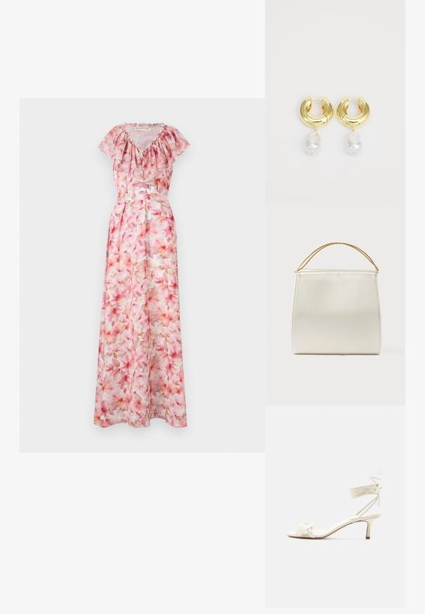 Florale maxi-jurk in roze tinten. Kenmerkt zich door een ruches halslijn, korte mouwen en een aansluitende taille. Gemaakt van lichtgewicht, doorschijnende stof.; Roomkleurige sandalen met lage hak, enkelriempjes en een brede gedraaide band over de tenen, op een effen witte achtergrond.; Gestructureerde handtas met satijnen afwerking, crèmekleurig, met een schouderriem van ketting. Kenmerkt zich door een vlakke, gladde textuur en nette naden.; Gouden hoepel oorbellen met een gepolijste afwerking, voorzien van een hangende irregular gevormde witte parelaccent. Circulair ontwerp, gladde textuur.