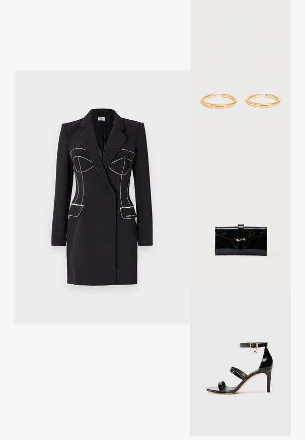 Sort blazer med skræddersyet pasform, der har hvid stikning, spidse revers og to forlommer. Glat tekstur, moderne design.; Sorte patenterede lædersandaler med tre stropper, ankelspænde og 10 cm stiletthæl. Har detaljer i guld og et logo charms.; Sort blank rektangulær pung med forreste rem og sølvfarvet metalspænde, sat mod en ensfarvet hvid baggrund.; Par mediumstore polerede guldøreringe med tynde trådlåse på en helt hvid baggrund.
