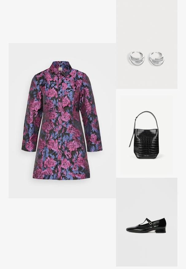 Abrigo con estampado floral en tonos púrpura y azul sobre fondo negro. Mangas largas, cierre frontal con botones y cuello entallado. Tela texturizada.; Zapatos Mary Jane de cuero negro con punta puntiaguda, tacón pequeño de bloque y correa ajustable con hebilla plateada. Textura lisa y brillante.; Bolso tipo saco de piel negra con relieve de cocodrilo, con una sola correa para el hombro y un pequeño logo de la marca en plata en el centro inferior frontal.; Par de pendientes de aro plateados pulidos con diseño de barra curva en capas sobre un fondo claro y liso.
