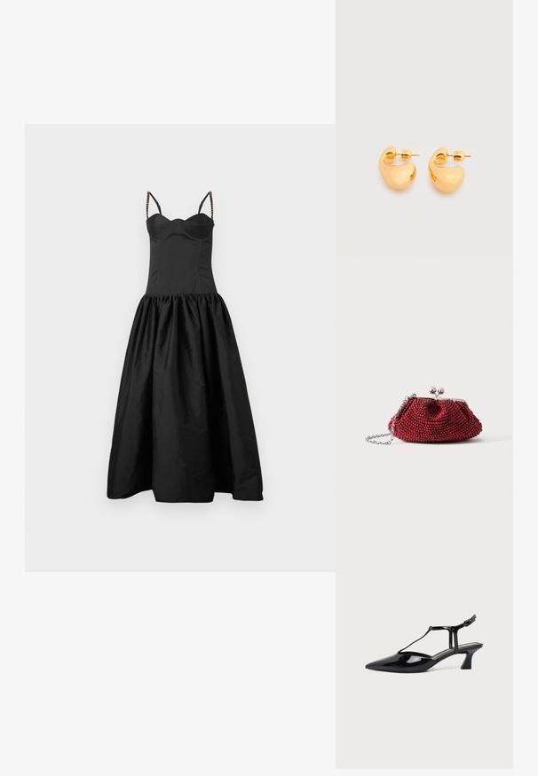 Schwarzes Kleid mit eng anliegendem Oberteil und weit ausgestellt, gerafftem Rock. Hat dünne Träger mit Perlenakzenten. Glatte Textur und unaufdringliches Design.; Schwarzer Slipper aus Lackleder mit spitz zulaufender Kappe, T-Riemen und niedrigem, schrägem Blockabsatz vor weißem Hintergrund.; Kleine rote Perlen-Clutch mit silbernem Verschluss und Kettenriemen auf weißem Hintergrund.; Paar kleine, klobige Ohrstecker in Goldton mit glatten, geschwungenen, abstrakten Formen vor hellem Hintergrund.