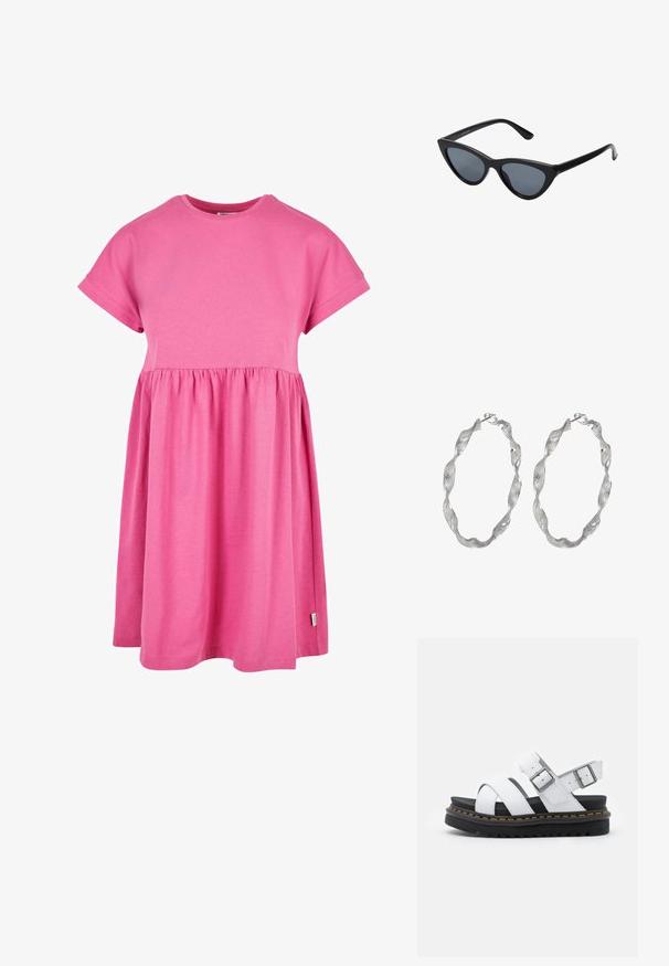 Rosa Baumwollkleid mit kurzen Ärmeln, Rundhalsausschnitt und gerafftem Bund. Der Rock fällt sanft und hat einen leicht gerundeten Saum.; Weiße Leder-Sandalen mit verstellbaren Schnallenriemen, geschichteter schwarzer Plateausohle und orangefarbener Naht entlang der Kante.; Schwarze Cat-Eye-Sonnenbrille mit dunkelgrauen Gläsern, schlankem Kunststoffrahmen, spitzen Ecken und geraden Bügeln. Keine sichtbaren Befestigungen oder Akzente.; Silberne Creolen mit einem verdrehten Design, das eine strukturierte Oberfläche und einen sicheren Verschluss aufweist. Leicht und reflektierend mit einer eleganten Oberfläche.