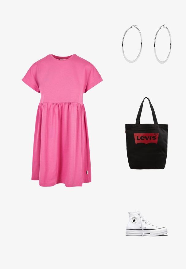 Rosa Baumwollkleid mit kurzen Ärmeln, Rundhalsausschnitt und gerafftem Bund. Der Rock fällt sanft und hat einen leicht gerundeten Saum.; Weißer Converse Chuck Taylor All Star High-Top-Sneaker mit schwarzem Logo-Patch und weißen Schnürsenkeln, dargestellt auf weißem Hintergrund.; Schwarze Baumwolltasche mit einem großen roten Levi's Logo auf der Vorderseite, ausgestattet mit stabilen schwarzen Griffen zum einfachen Tragen.; Große Silberohrringe mit polierter Metalloberfläche, die ein glattes, kreisförmiges Design und einen sicheren Klappverschluss aufweisen.
