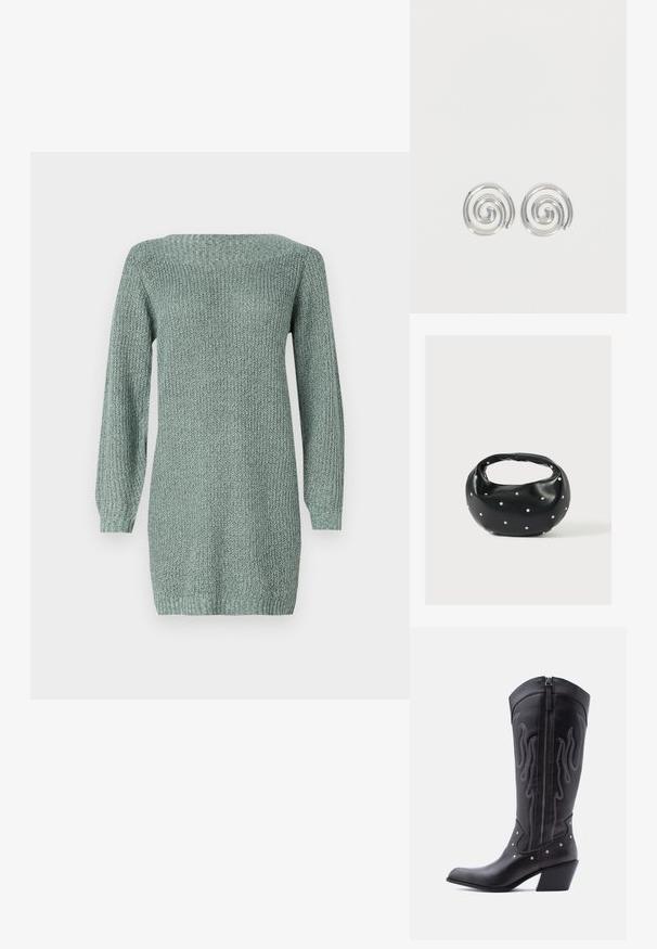 Strickkleid in Hellgrün mit langen Ärmeln, weitem Ausschnitt und strukturiertem Stoff. Verfügt über einen geraden Schnitt und einen gerippten Saum.; Schwarze Cowboy-Stiefel aus Leder mit spitzer Zehenpartie, sichtbarer Nahtführung, silbernen Nietenakzenten und Reißverschluss auf der Innenseite.; Schwarze Lederhandtasche mit abgerundeter Form, verziert mit silbernen Nietenakzenten und kurzem Griff. Glatte Struktur und Reißverschlussverschluss.; Paar silberne Spiral-Creolen mit glattem, rundem Design auf einfachem weißem Hintergrund.