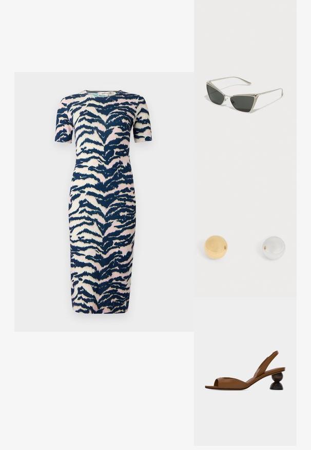 Knedelange kjole i tætsiddende design med et navy, pink og cremet dyreprintmønster; korte ærmer og rund halsudskæring.; Brun åben tå slingback-sandal med en karakteristisk rund, todelt træhæl på en ensartet lys baggrund.; Sølv trekantede solbriller med mørke linser. Stellet har et tekstureret design og små udsmykninger i hjørnerne. Slankt metalstruktur.; To glatte, runde metalbold placeret side om side på en hvid baggrund, den ene guldfarvet og den anden sølvfarvet.