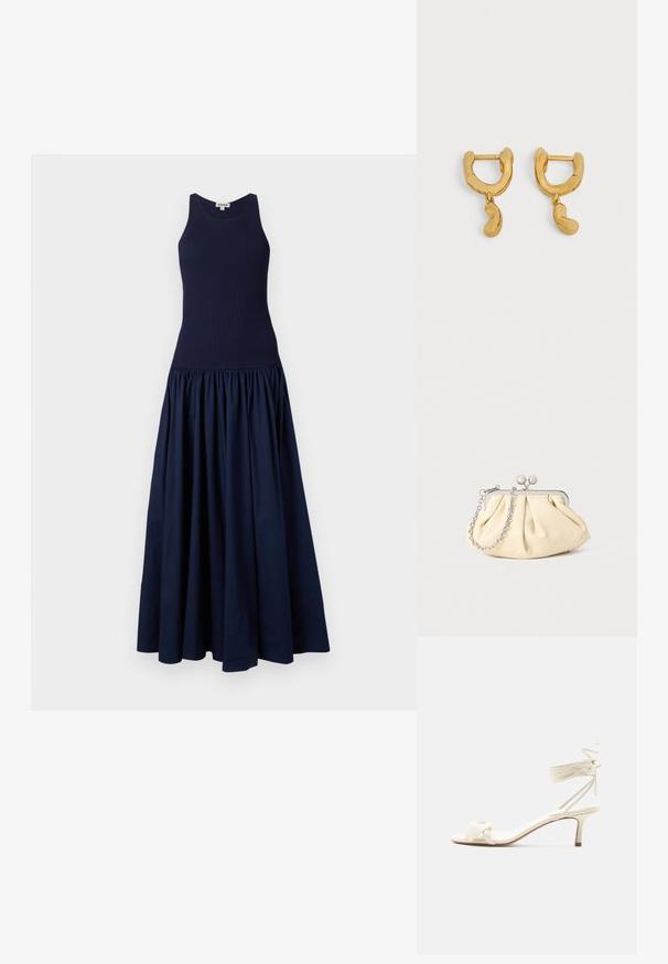 Marineblaues Kleid mit einem taillierten, gerippten Oberteil und einem gerafften, voluminösen Rock. Hergestellt aus einem glatten Stoff mit matter Oberfläche.; Sandale in Cremefarben mit niedrigem Absatz, Knöchelriemen zum Binden und breitem, verdrehtem Riemen über den Zehen auf weißem Hintergrund.; Faltige beigefarbene Ledertasche mit einem silbernen Metallrahmen, ausgestattet mit zwei runden dekorativen Verschlüssen und einem silbernen Kettenriemen.; Paar kleine goldfarbene Creolen mit unregelmäßig bohnenförmigen Anhängern, die von jeder Creole auf neutralem Hintergrund hängen.