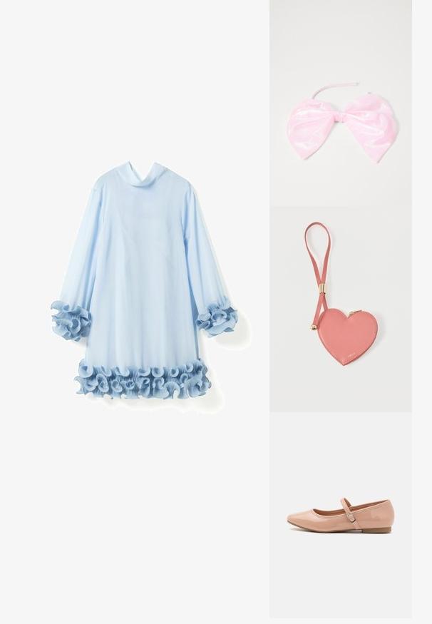 Lyseblå kjole med lange ærmer, høj halsudskæring og detaljer med flæser ved manchetter og kjoleskørt.; Call it Spring JANEYY - Ballerinasko m/ rem - other beige; Lyserød, blank hårtilbehør formet som en stor sløjfe, med en glat overflade og et tyndt bånd til at sikre den på plads.; Lyserød hjerteformet lædermøntpose med håndledsrem og guldlås, mærket med lille gyldent "Furla"-tekst.