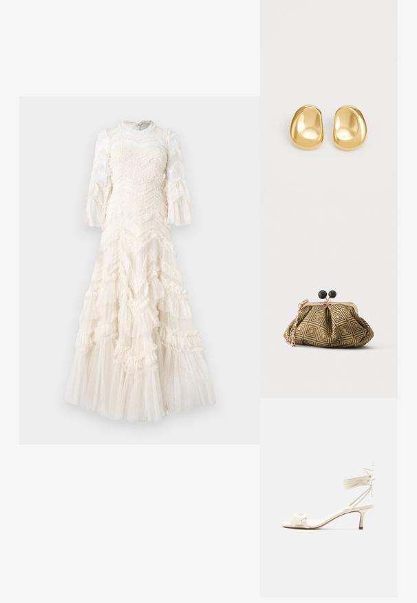 Robe blanche avec des couches froncées, tissu texturé à pois, longues manches transparentes et un col haut.; Sandale à talon bas de couleur crème avec des liens à nouer autour de la cheville et une large bride torsadée sur les orteils, sur un fond blanc uni.; Petite pochette avec motif géométrique doré et noir, cadre en métal doré, fermeture à boule noire et une courte chaîne dorée.; Boucles d'oreilles en forme de clou de couleur or, avec une forme lisse et arrondie et une surface réfléchissante, mettant en avant un design minimaliste sans motifs visibles.