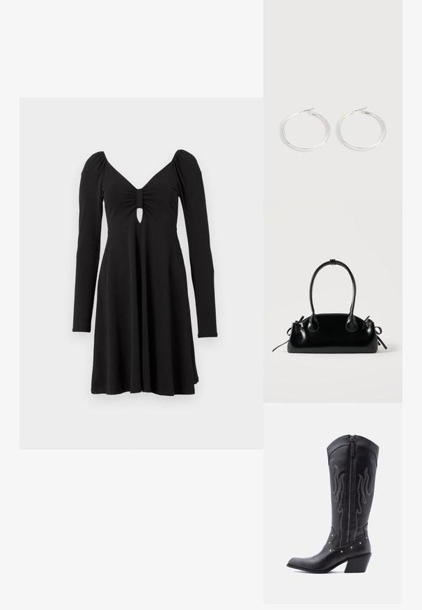 Robe noire à manches longues avec un décolleté en V profond, présentant un tissu froncé et un détail en forme de trou de serrure au niveau de la poitrine, avec une jupe évasée.; Bottes de cow-boy en cuir noir avec bout pointu, coutures apparentes, ornements à clous argentés et fermeture éclair sur le côté intérieur.; Petit sac à main noir brillant avec deux longues anses et des détails à cordon sur les côtés sur un fond clair uni.; Paire de boucles d'oreilles créoles argentées brillantes avec fermoirs en fil fin, présentée sur un fond gris clair.