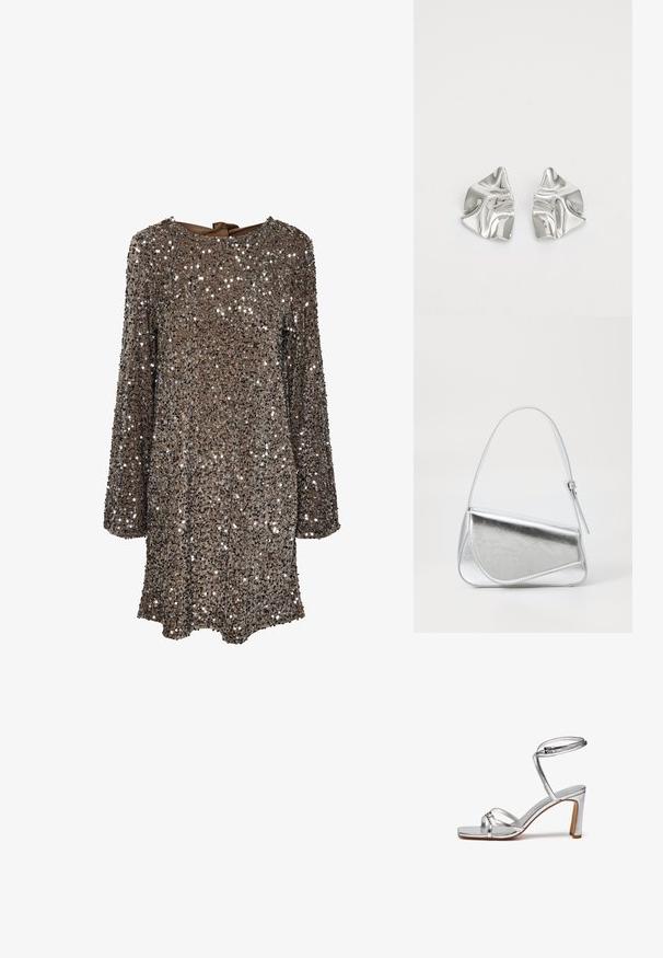 Langärmliges Kleid aus braunem Stoff, der mit silbernen Pailletten besetzt ist, mit einem runden Ausschnitt und einer Schleifenapplikation am Rücken. Reflektierende und strukturierte Oberfläche.; Silberne High-Heel-Sandalen mit eckiger Zehenpartie, dünnem Knöchelriemen und Riemen über dem Spann. Glänzende Metallic-Oberfläche mit einem 3-Zoll-Blockabsatz.; Silberfarbene metallische Handtasche mit dreieckiger Form, glatter Textur und einem dünnen, verstellbaren Schultergurt. Sie verfügt über ein umklappbares Design mit Nähten.; Silberne Metallohrringe mit einem wellenförmigen, skulpturalen Design, das eine polierte Oberfläche und unregelmäßige Formen aufweist, die eine zeitgenössische Ästhetik betonen.
