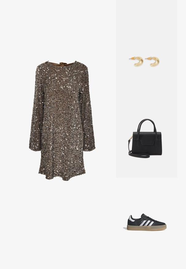 Vestido de manga larga con tela marrón cubierta de lentejuelas plateadas, con un escote redondo y un detalle de lazo en la parte posterior. Superficie reflectante y texturizada.; Zapatilla deportiva de cuero negro con tres rayas plateadas, punta texturizada y suela de goma. Cuenta con un collar acolchado y un diseño con cordones.; Bolso estructurado negro de cuero con un asa superior, correa de hombro desmontable y un detalle de tapa en la parte frontal. Acentos en dorado.; Pendientes en forma de media luna de oro con un acabado suave, que presentan acentos naranjas cerca del pasador y herrajes de plata.