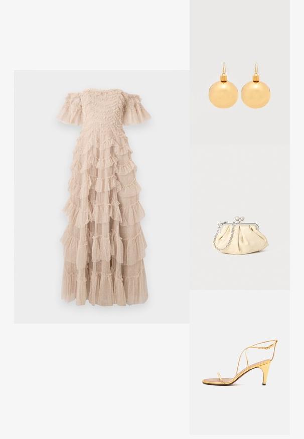 Robe longue décolletée beige clair, avec des volants superposés à texture ponctuée. Corsage ajusté avec manches évasées.; Sandale à talons hauts dorée avec fines lanières et une fine boucle à la cheville sur un fond gris clair.; Pochette en cuir beige plissé avec un cadre en métal argenté, dotée de deux fermoirs ronds décoratifs et d'une chaîne en argent.; Paire de boucles d'oreilles boule de Noël dorées brillantes avec fermoirs à crochet sur fond blanc uni.