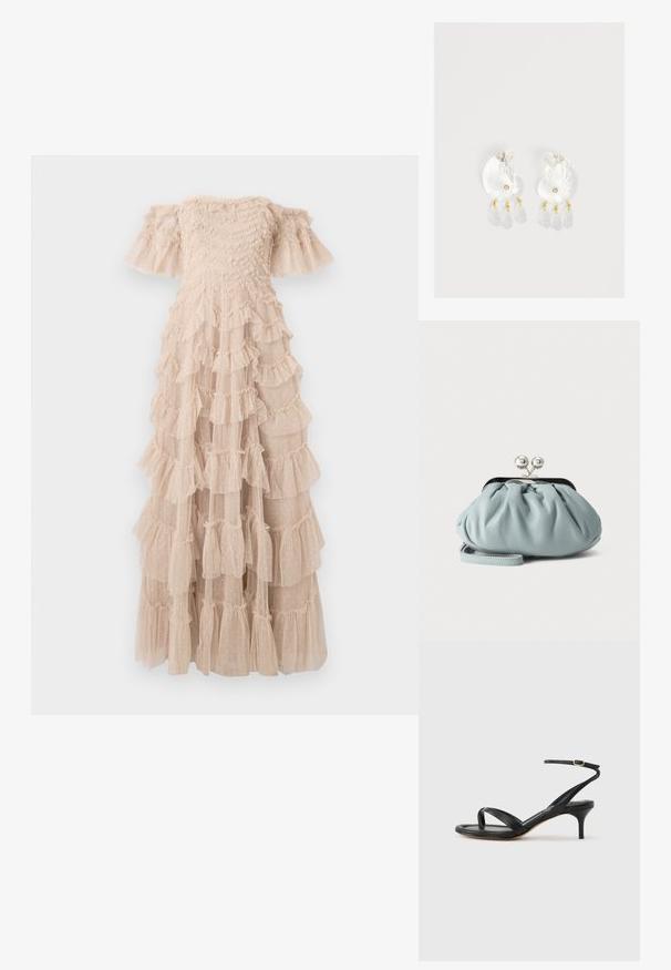 Robe longue décolletée beige clair, avec des volants superposés à texture ponctuée. Corsage ajusté avec manches évasées.; Sandale pour femme en cuir noir avec fines lanières, une boucle d'orteil, une boucle à la cheville et un talon aiguille de hauteur moyenne sur un fond neutre.; Petit porte-monnaie en cuir bleu clair avec fermoir métallique argenté de type kiss-lock et court bracelet de poignet sur fond uni.; Boucles d'oreilles en résine transparente en forme de coquillage avec de petits accents dorés et trois breloques translucides en forme de goutte pendantes sur chaque boucle d'oreille.