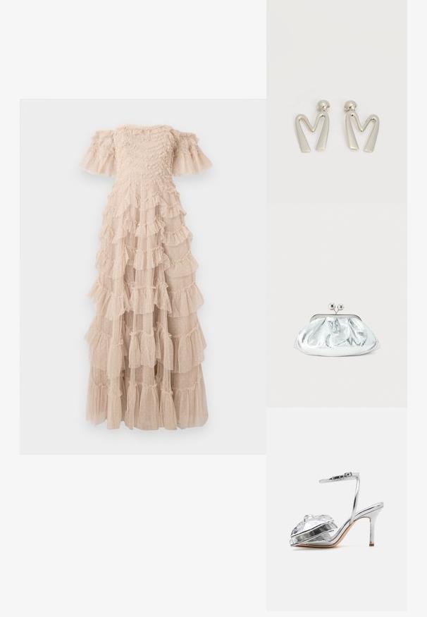Robe longue décolletée beige clair, avec des volants superposés à texture ponctuée. Corsage ajusté avec manches évasées.; Loeffler Randall MARLENA - Sandales à talons hauts - silver; Petit sac pochette métallique argenté avec un design arrondi et froncé, fermeture à clip avec deux boules argentées.; Paire de boucles d'oreilles en métal argenté en forme de lettre M angulaire avec des tiges arrondies sur fond blanc.