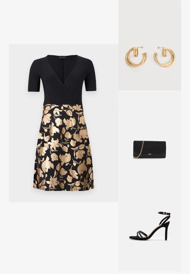 Robe portefeuille noire à manches courtes. Le corsage est entièrement noir, tandis que la jupe présente des motifs floraux dorés sur fond noir.; Anna Field by Zalando Sandales - black; Porte-monnaie noir en daim avec une finition texturée, doté d'une chaîne dorée et d'un design épuré et angulaire.; Paire de boucles d'oreilles créoles doubles en or brillant avec attaches à tige sur fond blanc.