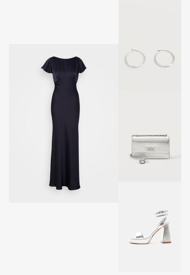 Robe longue bleu marine en tissu lisse, dotée de manches courtes flottantes, d'un corsage ajusté et d'une jupe fluide, avec un col rond.; Sandale à talon haut métallique argenté avec bride à la cheville, talon bloc et bout ouvert sur un fond clair uni.; Petit sac à main rectangulaire en métal argenté avec bandoulière chaîne, rabat avant et fermeture à verrou rectangulaire.; Boucles d’oreilles créoles en métal argenté avec une surface lisse légèrement incurvée et des fermoirs à clapet sur un fond blanc uni.