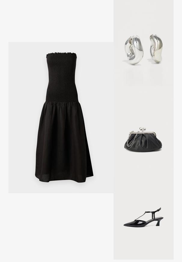 Schwarzes trägerloses Kleid mit einem gerafften Oberteil, Rüschensaum am Hals und einem ausgestellten, gefältelten Rock aus leichtem Stoff.; Schwarzer Slipper aus Lackleder mit spitz zulaufender Kappe, T-Riemen und niedrigem, schrägem Blockabsatz vor weißem Hintergrund.; Schwarze Leder-Clutch mit geraffter Textur, silberfarbener Metallrahmen, Druckverschluss und Kettenriemen. Glatte, weiche Oberfläche.; Silberne skulpturale Ohrringe mit glatten, geschwungenen Formen und reflektierenden Oberflächen. Sie verfügen über ein geschlossenes Ringdesign und eine ausgeprägte organische Form.