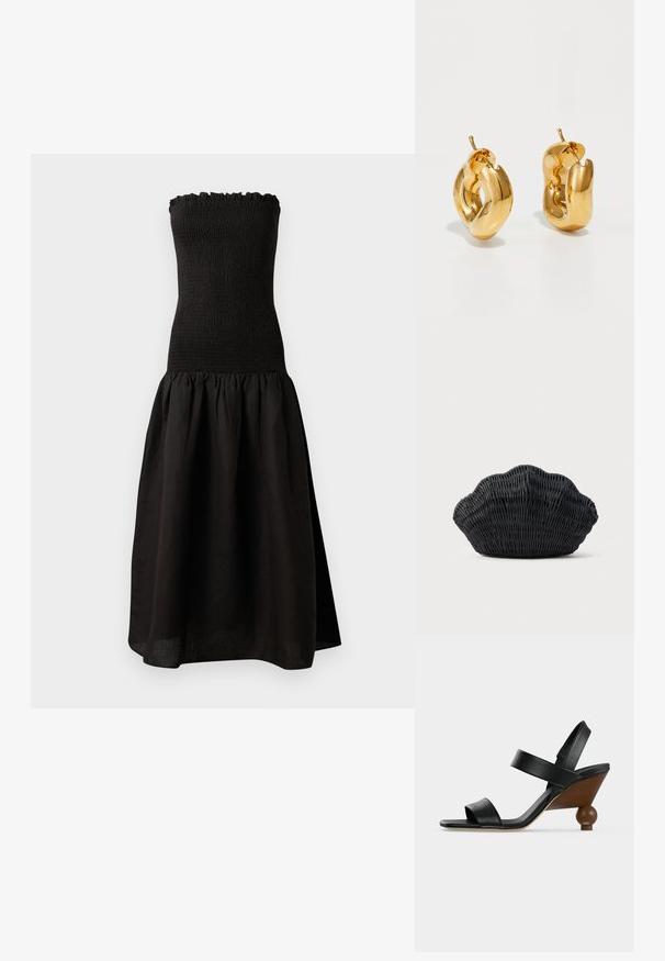 Schwarzes trägerloses Kleid mit einem gerafften Oberteil, Rüschensaum am Hals und einem ausgestellten, gefältelten Rock aus leichtem Stoff.; Schwarze Leder-Sandale mit offenem Zehenbereich, zwei Riemen und einem Holzkeilabsatz mit rundem kugelförmigem Sockel.; Schwarze Korbtasche in Muschelform mit gebogenem Oberteil und gewebter Textur auf einfarbigem Hintergrund.; Fette goldene Creolen mit einem leicht verdrehten, röhrenförmigen Design und Steckverschlüssen auf einem weißen Hintergrund.