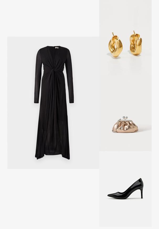 Robe noire à manches longues avec un détail de devant noué et un tissu fluide. Présente un décolleté en V profond et un ourlet progressif pour un drapé élégant.; Pump à talon haut en cuir verni noir avec un bout pointu et une silhouette épurée, présentant une texture lisse et un design minimaliste.; Petit sac pochette métallique dorée avec fermoir argenté et chaîne sur un fond clair uni.; Boucles d'oreilles créoles en or massif avec un design tubulaire légèrement tordu et des fermoirs à tige sur un fond blanc.