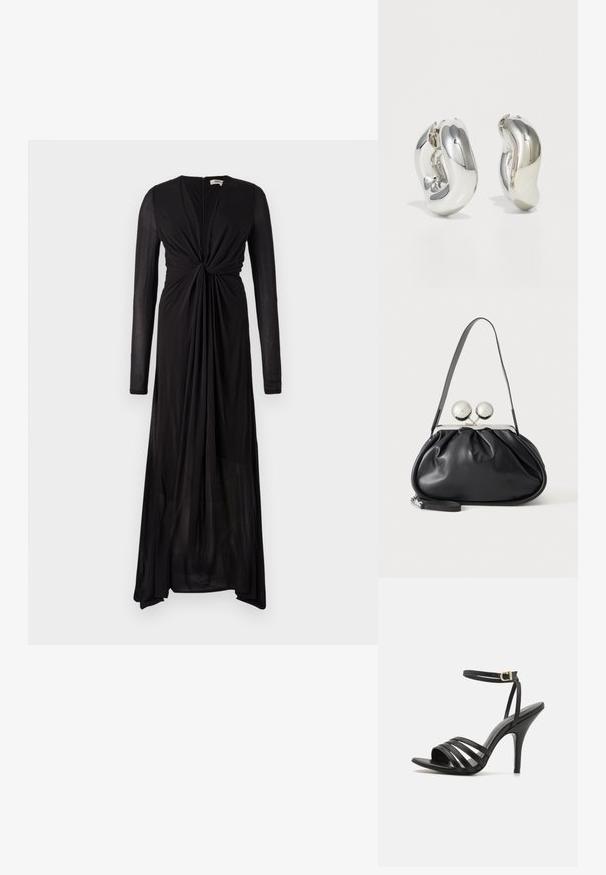 Zwarte jurk met lange mouwen, knoopdetail aan de voorkant en vloeiende stof. Beschikt over een diepe V-hals en een geleidelijke zoom voor een elegante draping.; Zwarte strappy hoge hak sandaal met een slanke enkelband, open teen en een gladde afwerking. Heeft een slanke hak en een gestructureerd bandontwerp.; Zwarte leren handtas met een geplooid ontwerp, een enkele schouderband, zilverkleurige metalen omlijsting en twee grote ronde zilveren sluitingen.; Zilveren sculpturale oorbellen met gladde, gebogen vormen en reflecterende oppervlakken. Voorzien van een gesloten hoepelontwerp en een onderscheidende organische vorm.