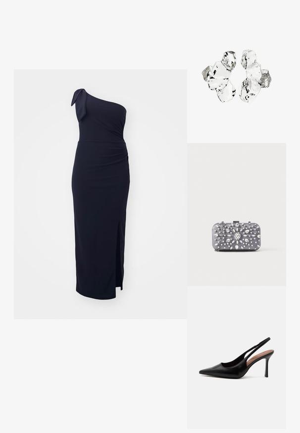 Asymmetrische donkerblauwe jurk met knoopdetail op de schouder, geplooide taille en een zijsplit; gemaakt van soepel, rekbaar materiaal.; Zwarte leren pumps met spits toelopende neus, dunne stilettohak en open hielriem op witte achtergrond.; Kleine rechthoekige donkergrijze clutch versierd met heldere strass-steentjes in een uitstralend patroon en een zilveren kettingband.; Cluster van zes onregelmatig gevormde, doorschijnende en reflecterende glasachtige stukken die zijn gerangschikt op een witte achtergrond.
