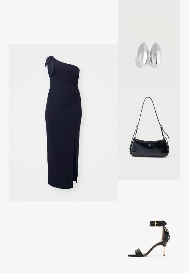 Asymmetrische donkerblauwe jurk met knoopdetail op de schouder, geplooide taille en een zijsplit; gemaakt van soepel, rekbaar materiaal.; Zwarte leren sandalen met hak en vierkante neus, enkelband met een gouden gesp en een slanke metalen hak. Soepele textuur, minimalistisch ontwerp.; Zwarte leren handtas met een slanke, gebogen vorm en een glanzende afwerking. Voorzien van zilverkleurige hardware en een klein logo detail op de voorkant.; Een paar gladde, glanzende zilveren ovale objecten die naast elkaar zijn geplaatst op een eenvoudige witte achtergrond.