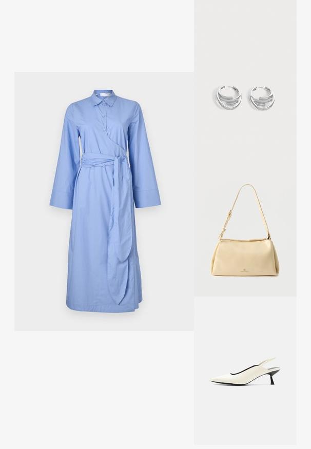 Blå bomuldskjole med kraveudskæring, lange ærmer, omslag-design og en knyttet talje-bånd, med en glat tekstur.; Cremefarvet spids tå slingback-sko med lav sort kittenhæl og glat læderfinish på hvid baggrund.; Beige rektangulær skuldertaske med justerbar rem og lynlås, med en lille "Anna Field"-logo midt foran.; Par polerede sølv hoops øreringe med lagdelt, buet stangdesign på en ensartet lys baggrund.