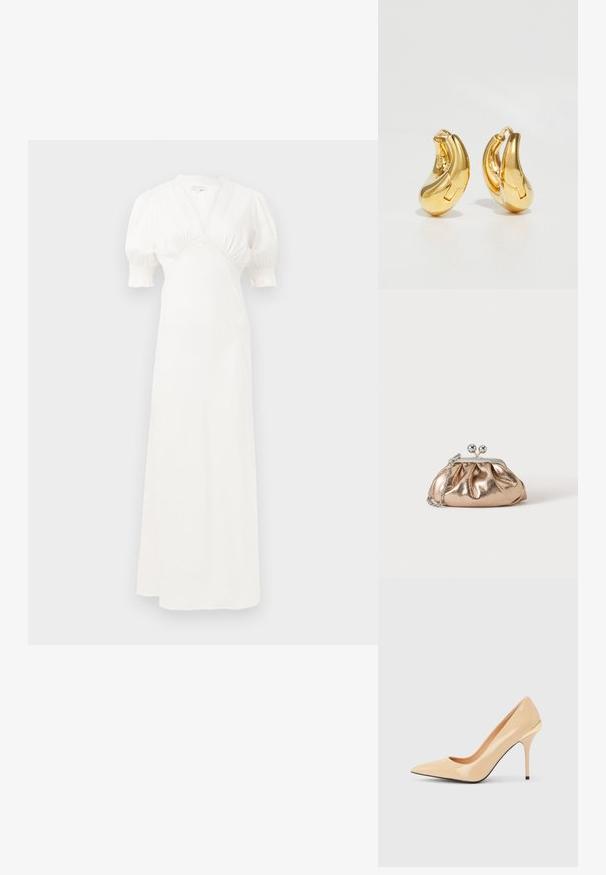 Weißes Maxikleid mit Puffärmel, tiefem V-Ausschnitt und gerafftem Oberteil. Glatter Stoff mit subtiler Glanz. Keine sichtbaren Verschlüsse oder Muster.; Beiger High-Heel-Pumps aus lackiertem Leder mit spitzer Zehenpartie und schlankem Stiletto-Absatz, mit einem kleinen goldenen Akzent an der Rückseite.; Kleine goldene Metallic-Clutch mit silbernem Verschluss und Kettengurt auf einfachem hellem Hintergrund.; Goldene Creolen mit einer glatten, geschwungenen Form und polierter Oberfläche. Mit einem Verschlussmechanismus und leichten Einkerbungen für Details.