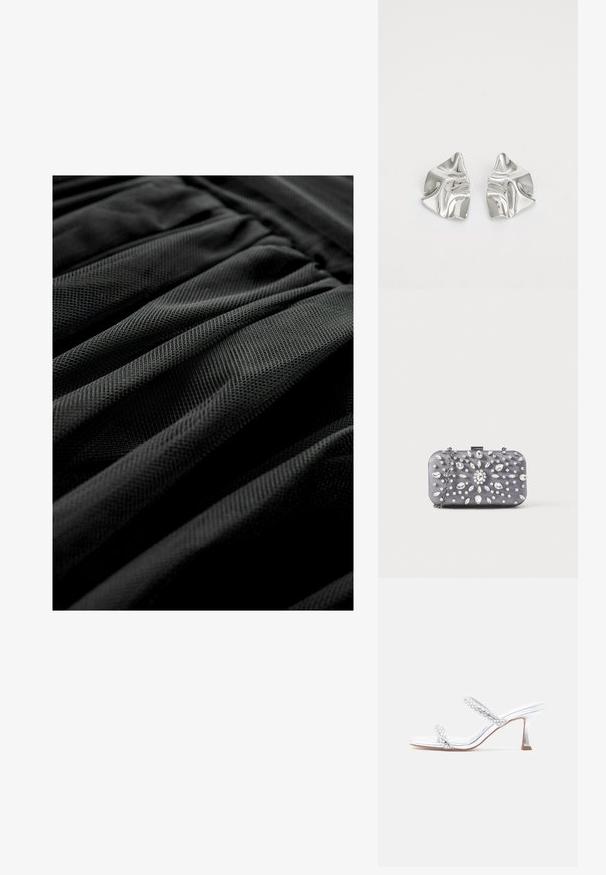 Sort tekstureret stof med et plisseret design, der viser et ensartet mønster og en blød udseende. Fokus på lag og folder i materialet.; Sølvfarvede sandaletter med to perlebesatte remme, spids tå og en mellemhøj, blokhæl. Glat, skinnende materiale med en tekstureret detalje.; Lille rektangulær mørkegrå clutch pyntet med klare rhinsten i et strålende mønster og en sølvkæde som strop.; Sølvmetal øreringe med et bølgende, skulpturelt design, der har en poleret overflade og uregelmæssige former, hvilket fremhæver en moderne æstetik.