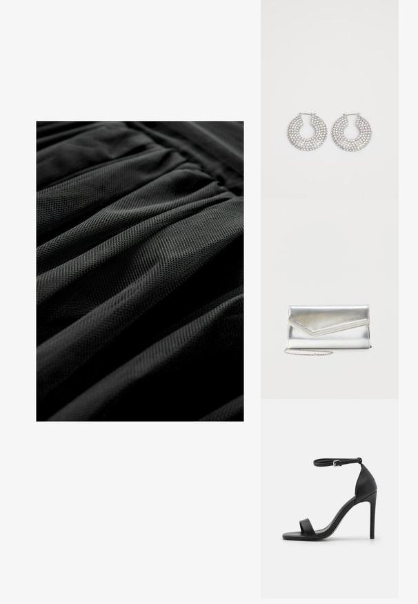Sort tekstureret stof med et plisseret design, der viser et ensartet mønster og en blød udseende. Fokus på lag og folder i materialet.; Sort højhælet sandal med et sleek design, der har en ankelrem, åben tå og glat lædertekstur.; Skinnende sølv clutch taske med kuvertlåg og dekorativ kant, lille sølvkæde, på ensartet lys baggrund.; Sølvøreringe med flere klare krystaludsmykninger, med en struktureret overflade og et åbent rundt design.