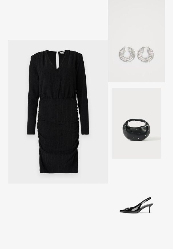 Robe noire avec un décolleté en V, des manches longues, une texture froncée et une silhouette ajustée. Présente une ouverture en clé au dos et un tissu extensible.; Escarpins slingback en cuir verni noir avec un bout pointu et une finition brillante. Présente un talon fin et un accent arrondi au dessus du pied.; Sac à main en cuir noir de forme arrondie, décoré de clous argentés et équipé d'une poignée courte. Texture lisse et fermeture éclair.; Boucles d'oreilles en argent en forme de créoles ornées de multiples embellissements en cristal transparent, présentant une surface texturée et un design circulaire ouvert.