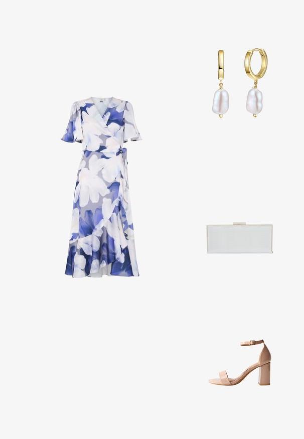 Blomstrede omslagskjoler i lyse lilla og blånuancer. Har korte flæseærmer, en knytning i taljen og en flydende kant med lagdelt design.; Nude lakhelede hæl-sandal har en firkantet åben tå, ankelrem med spænde og en kraftig blokhæl for stabilitet.; Hvid rektangulær clutch med tekstureret overflade, guldfarvet metalramme og lås. Simpelt design uden synlige mønstre eller dekorationer.; Guld øreringe med uregelmæssige hvide perlevedhæng, der hænger fra hver ring mod en hvid baggrund.