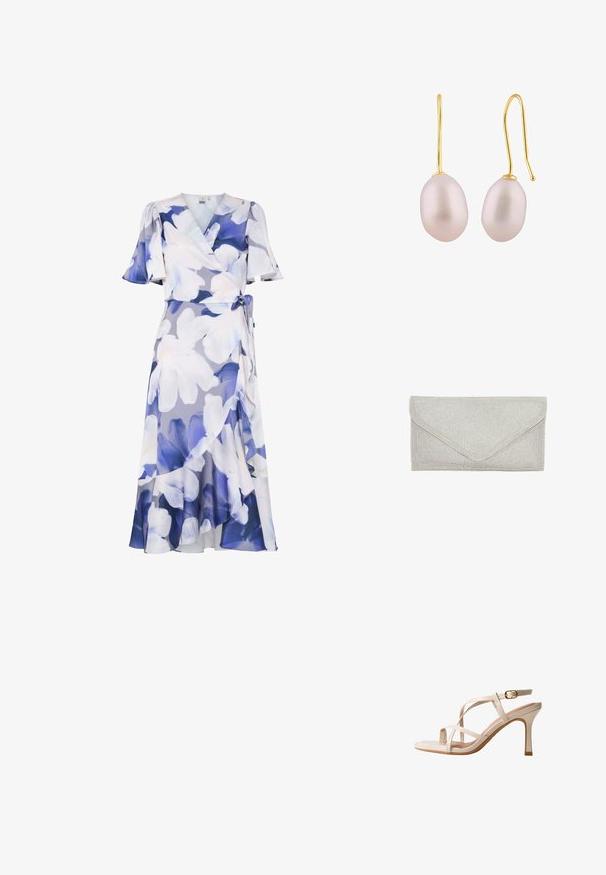 Blomstrede omslagskjoler i lyse lilla og blånuancer. Har korte flæseærmer, en knytning i taljen og en flydende kant med lagdelt design.; Beige højhælede sandal med tynde krydsede remme og en justerbar ankelrem med spænde i guld.; Sølv clutch taske med en tekstureret overflade af små, skinnende perler. Har en kuvertform og en trekantet flaplukning.; Guld krogekrogeøreringe med glatte, aflange rosa perler med en subtil glans og en rund form, monteret på en tynd trådkrog.