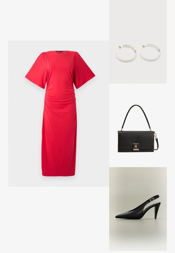 Rotes Midi-Kleid mit kurzen, weiten Ärmeln, rundem Ausschnitt und gerafftem Detail an der Taille, aus einem glatten, dehnbaren Material gefertigt.; Schwarzer spitzer Slingback-Pumps aus Leder mit goldener Schnalle und einem zulaufenden Absatz vor neutralem Hintergrund.; Schwarze, strukturiere Lederhandtasche mit Tragegriff oben und goldfarbenem Logoverschluss auf der Vorderklappe, mit abnehmbarem Schulterriemen.; Ohrstecker in Silberoptik, halbkreisförmig mit geriffelter Textur und Steckverschlüssen, auf weißem Hintergrund.