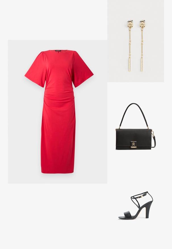 Rotes Midi-Kleid mit kurzen, weiten Ärmeln, rundem Ausschnitt und gerafftem Detail an der Taille, aus einem glatten, dehnbaren Material gefertigt.; Schwarze Sandale mit hohem Absatz, dünnem Knöchelriemen, goldener Schnalle, offenem Zehenbereich und Blockabsatz, seitlich auf weißem Hintergrund dargestellt.; Schwarze, strukturierte Lederhandtasche mit einem Tragegriff oben, goldfarbenem Verschluss mit ineinander verschlungenem TH-Logo und abnehmbarem Schulterriemen.; Goldfarbene Ohrhänger mit klaren Rhinestones, die in einem rechteckigen Balken eingebettet sind. Das Design umfasst eine Kettenverbindung und einen Steckverschluss.