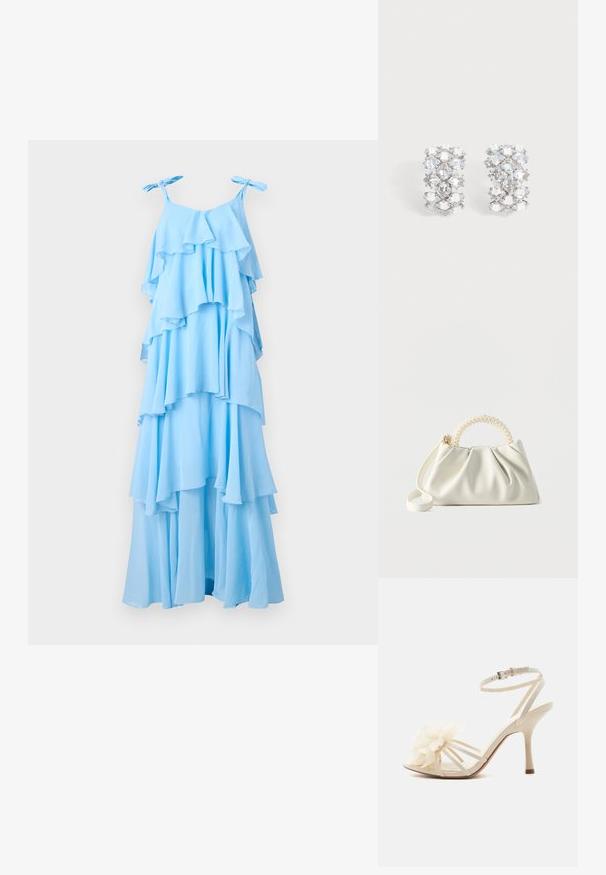 Himmelblaues Maxikleid mit geschichteten Rüschen, verstellbaren Bindebändern und fließender Silhouette. Aus leichtem Stoff mit weicher Textur gefertigt.; Weiße High-Heel-Sandale mit dünnem Knöchelriemen, offenem Zehenbereich und großem Blumenstoffdetail an den vorderen Riemen.; Kleine weiße Handtasche mit gerafftem Körper, rundem Griff, verziert mit Perlen, und abnehmbarem Schulterriemen auf einfarbigem Hintergrund.; Paar silberfarbene Ohrringe mit mehreren facettierten klaren Kristallen, die in einem geometrischen Muster angeordnet sind.