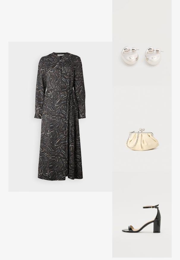 Schwarzes Langarmkleid mit mehrfarbigem abstraktem Muster, Knopfverschluss vorne und seitlichem Bindewickel. Hergestellt aus glattem, leichtem Stoff.; Schwarze Lackleder-Sandalette mit hohem Absatz, Knöchelriemen und goldener Schnalle, offenem Zehenbereich und Blockabsatz auf weißem Hintergrund.; Faltige beigefarbene Ledertasche mit einem silbernen Metallrahmen, ausgestattet mit zwei runden dekorativen Verschlüssen und einem silbernen Kettenriemen.; Paar glänzende silberne dicke Creolen mit Stecker-Verschlüssen auf weißem Hintergrund.