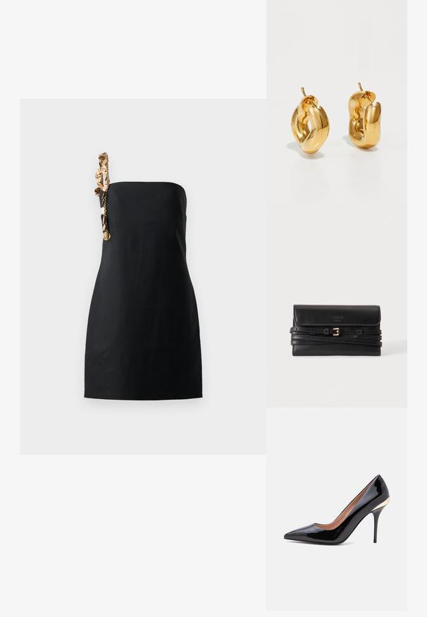 Zwart mini-jurk met een gestructureerde, rechte snit en een decoratieve kettingdetail in goudkleur aan één schouder. Gladde stoftextuur.; Zwarte lakleren pump met een spitse neus, een smalle stilettohak en een gouden accent bij de hielkap.; Dik gouden creolen met een licht gedraaide, buisvormige ontwerp en een schroefsluiting op een witte achtergrond.; Zwarte leren Moschino Milano clutch met gewikkelde dunne riemen en gouden gesp detail op een effen achtergrond.