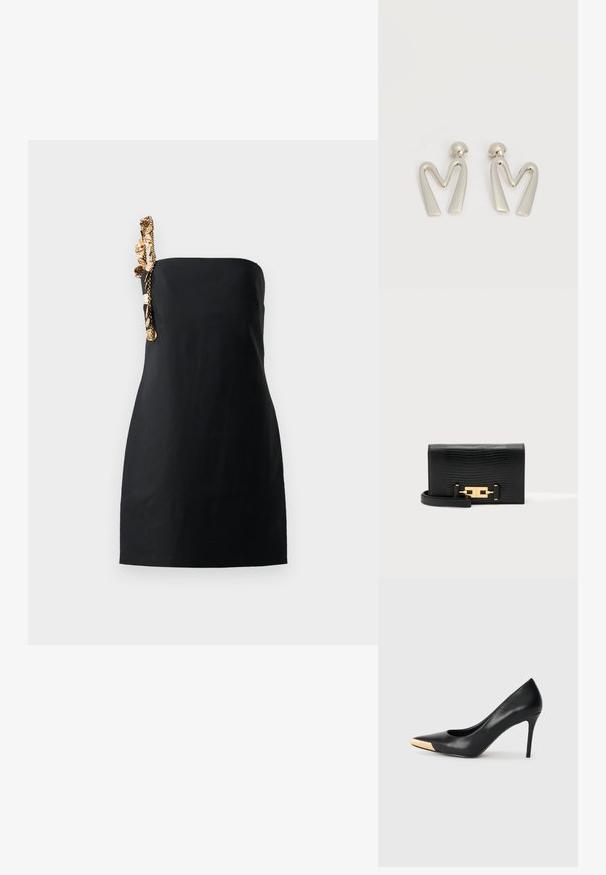 Zwart mini-jurk met een gestructureerde, rechte snit en een decoratieve kettingdetail in goudkleur aan één schouder. Gladde stoftextuur.; Zwarte leren hoge hak pump met een spitse neus; heeft een metallic gouden accent op de neuskap. Glad oppervlak met een stijlvolle vormgeving.; Zwart gestructureerde rechthoekige clutch met een gouden metalen sluiting en een dunne polsband eraan bevestigd op een witte achtergrond.; Paar zilverkleurige metalen oorbellen in de vorm van een hoekige letter M met afgeronde stekers op een witte achtergrond.