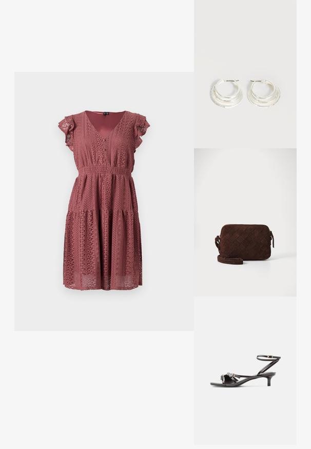 Šaty s volánovými rukávmi v jemnej ružovej farbe s krajkovými detailmi, výstrihom do V, elastickým pásom a viacvrstvovou sukňou s výrezmi.; Čierna sandála z lakovanej kože s tenkými remienkami, malým podpätkom a nastaviteľnou prackou na členku.; Hnedá semišová crossbody taška s tkaným vzorom, na zips a s nastaviteľným popruhom. Má elegantný, obdĺžnikový tvar.; Strieborné kruhové náušnice s tromi vrstvenými polkruhovými pásmi, jeden zdobený malými čistými kryštálmi na svetlom pozadí.