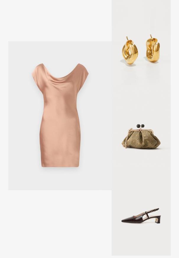 Satin-Minikleid in sanftem Pfirsich, mit drapierter Rundhals-Ausschnitt und kurzen Ärmeln. Glatte Textur mit einer taillierten Silhouette.; Dunkelbrauner Slingback-Schuh aus krokodilgeprägtem Leder mit spitzer Spitze, niedrigem Blockabsatz und verstellbarem goldfarbenem Schnallenriemen.; Kleine Clutch mit goldenem und schwarzem geometrischem Muster, goldfarbenem Metallrahmen, schwarzem Kugelverschluss und kurzem goldfarbenem Kettenriemen.; Fette goldene Creolen mit einem leicht verdrehten, röhrenförmigen Design und Steckverschlüssen auf einem weißen Hintergrund.
