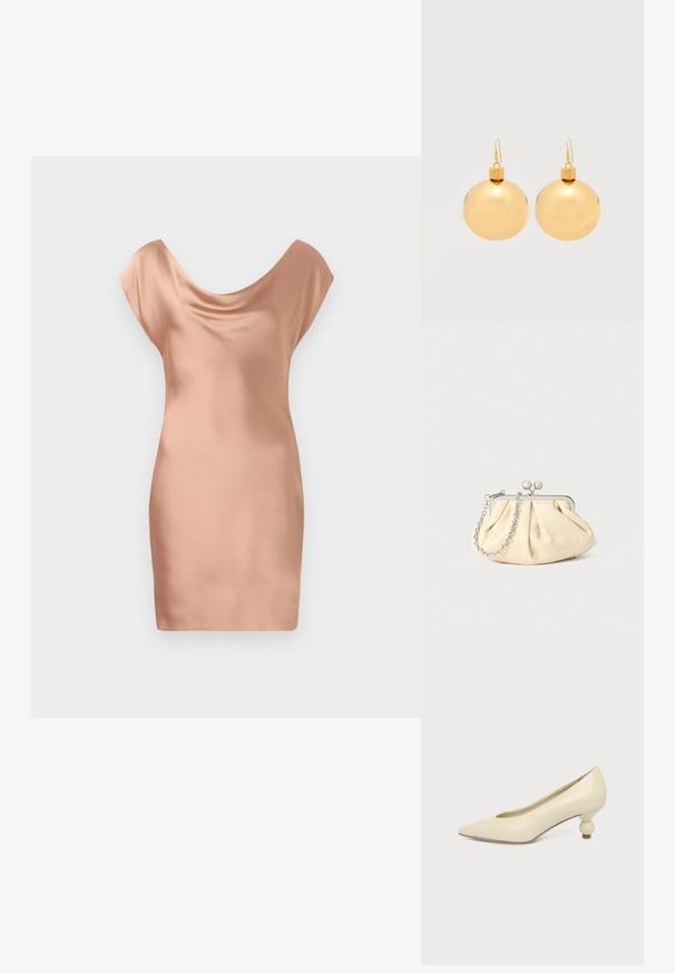Satin-Minikleid in sanftem Pfirsich, mit drapierter Rundhals-Ausschnitt und kurzen Ärmeln. Glatte Textur mit einer taillierten Silhouette.; Damenpumps in cremefarben mit spitz zulaufender Schuhspitze und niedrigem, kugelförmigem Absatz vor einfarbigem Hintergrund.; Faltige beigefarbene Ledertasche mit einem silbernen Metallrahmen, ausgestattet mit zwei runden dekorativen Verschlüssen und einem silbernen Kettenriemen.; Paar glänzende goldene Weihnachtskugel-Ohrringe mit Hakenverschlüssen auf einfachem weißem Hintergrund.
